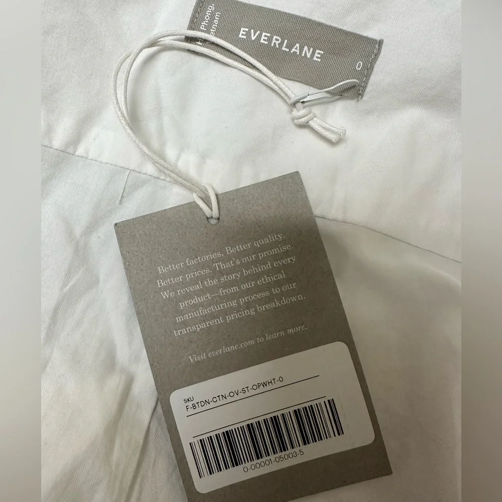 Everlane Must-Have White Button Down Shirt in Silky Cotton - Picture 7 of 8